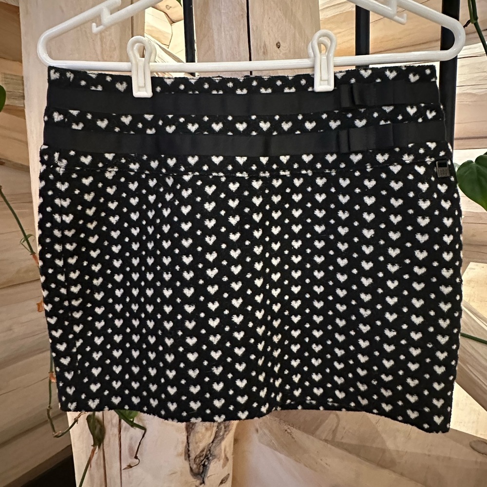 Adorable wool blend mini skirt. Perfect for the holidays! Size small